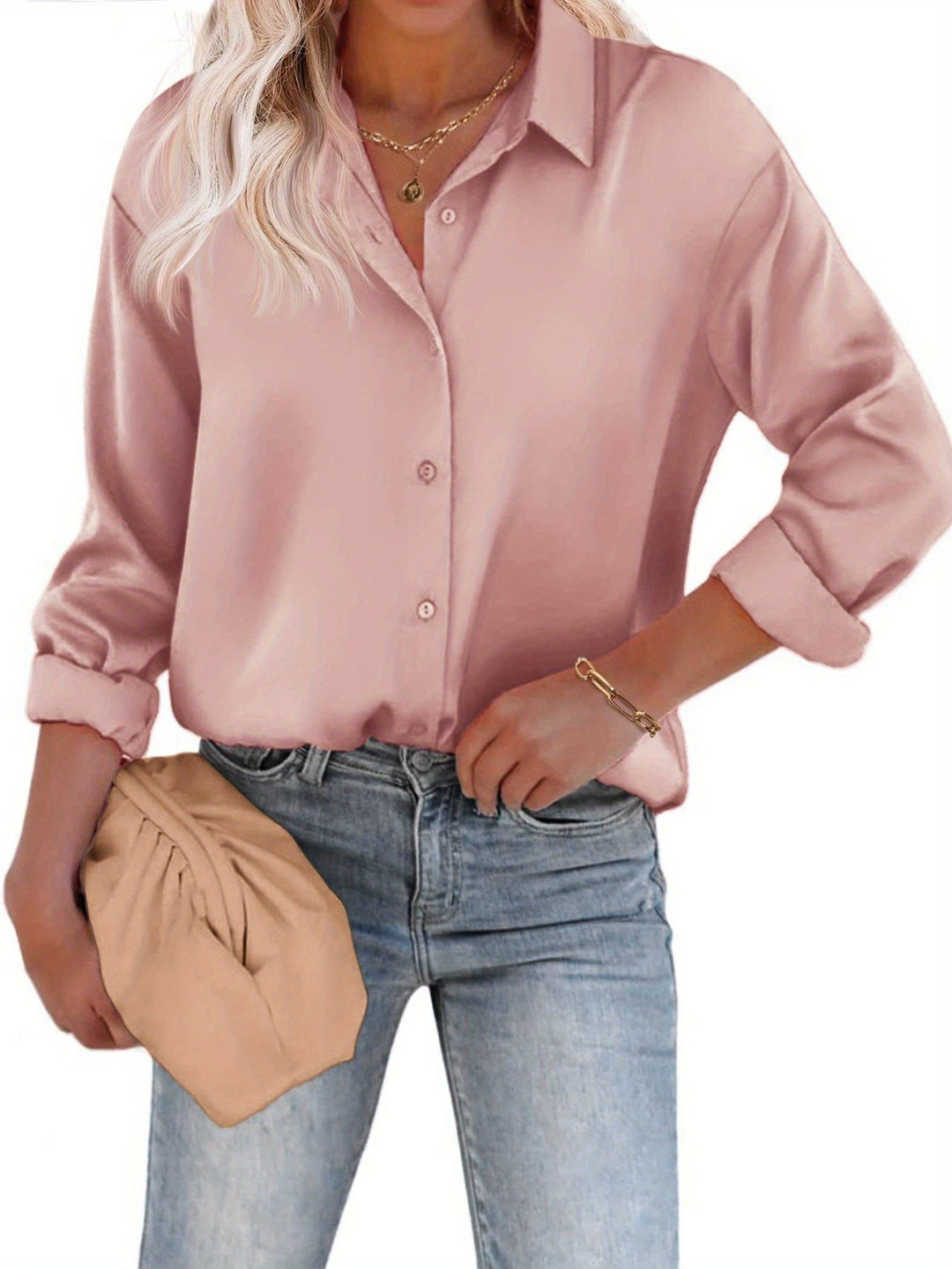Glänzende Damen Satin-Look Bluse in Nahaufnahme. Zeigt den weichen Stoff, Reverskragen & hochwertige Knopfleiste.