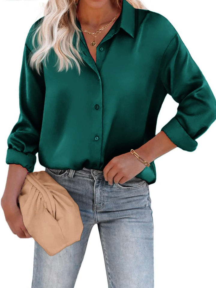 Rückenansicht der glänzenden Damen Satinbluse. Zeigt den fließenden Fall des Stoffes & die elegante Silhouette.