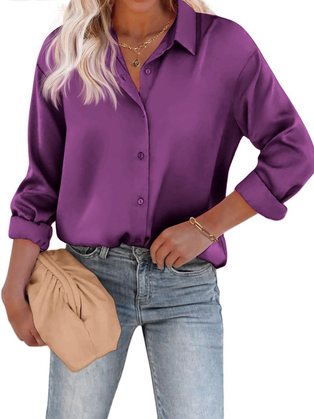 Modell trägt die zeitlose Damen Satinbluse. Zeigt den eleganten Schnitt und den glänzenden Stoff.