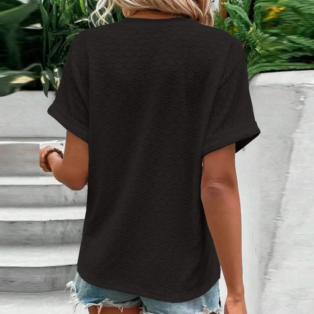 Modische Damen Kurzarmbluse mit V-Ausschnitt & dekorativen Holzknöpfen, perfekt für Sommeroutfits.