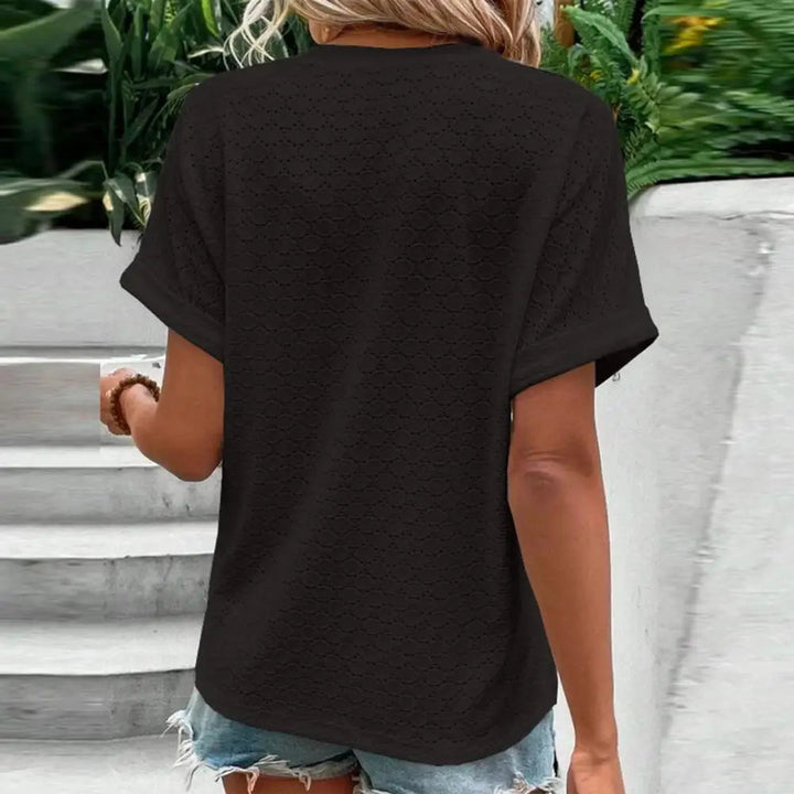 Modische Damen Kurzarmbluse mit V-Ausschnitt & dekorativen Holzknöpfen, perfekt für Sommeroutfits.