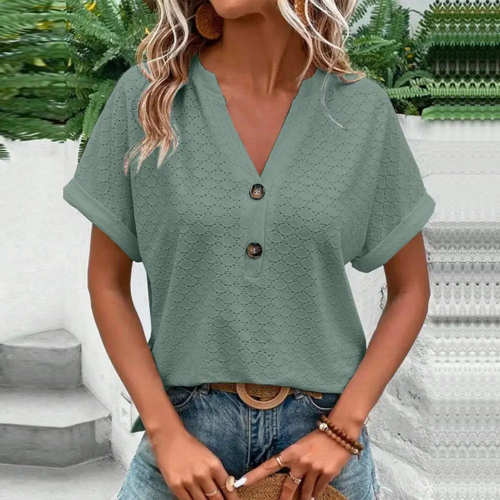Damen Sommerbluse mit V-Ausschnitt, Kurzarm, Holzknöpfen & Lochstrick im trendigen Boho-Stil.