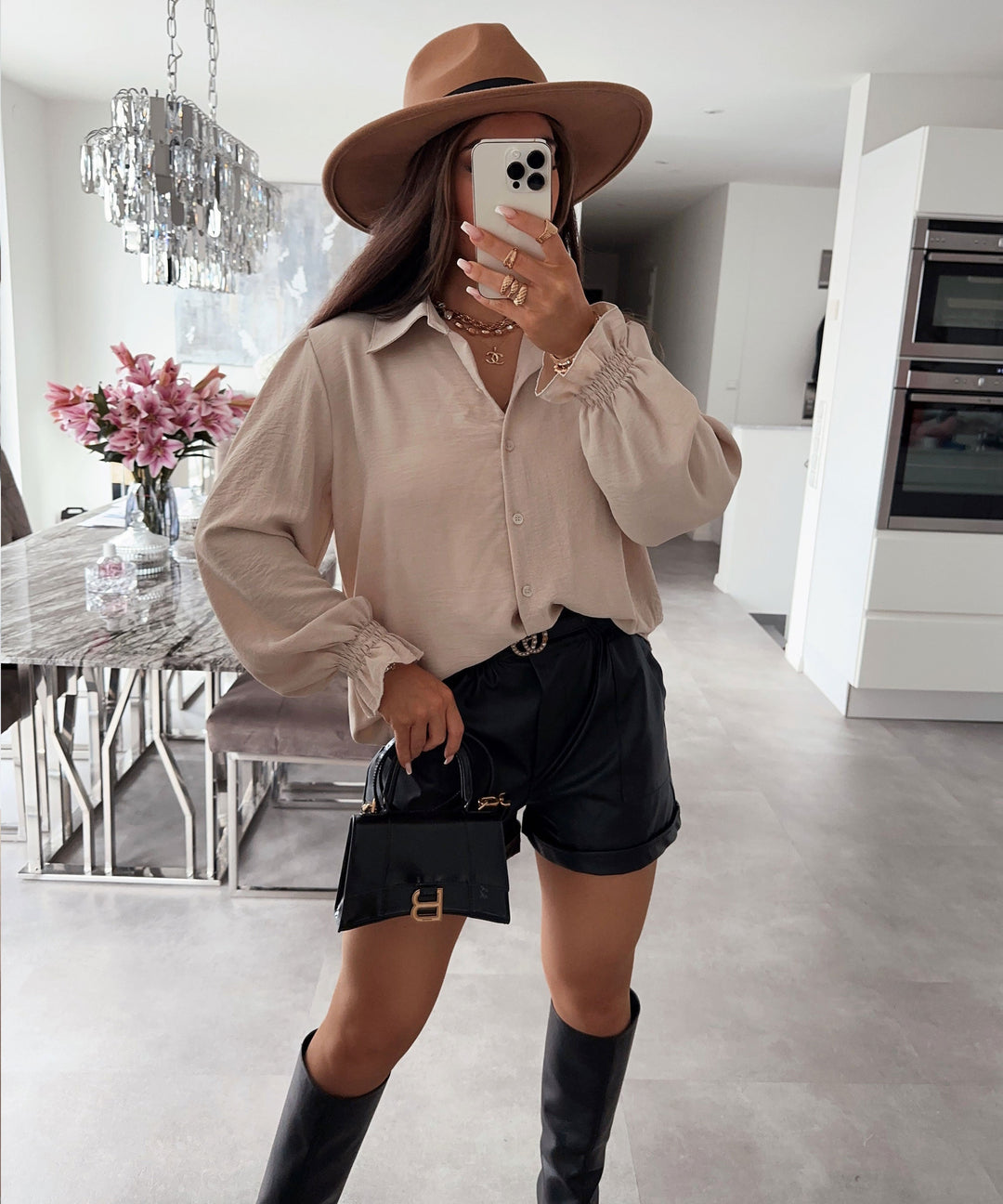 Schicke Damenbluse mit Ballonärmeln; eine elegante Sommerbluse, vielseitig für Business oder Freizeit. Locker & modisch.