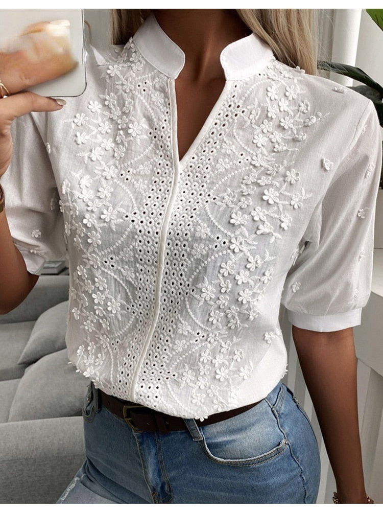 Weiße Langarm-Damenbluse, klassisch elegant, ideal für Business-Meetings oder stilvolle Freizeit-Looks. Vielseitig.