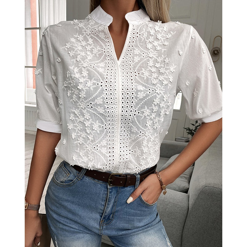 Elegante weiße Damenbluse mit langen Ärmeln, perfekt für Business, Freizeit und stilvolle Anlässe. Klassisches Oberteil.