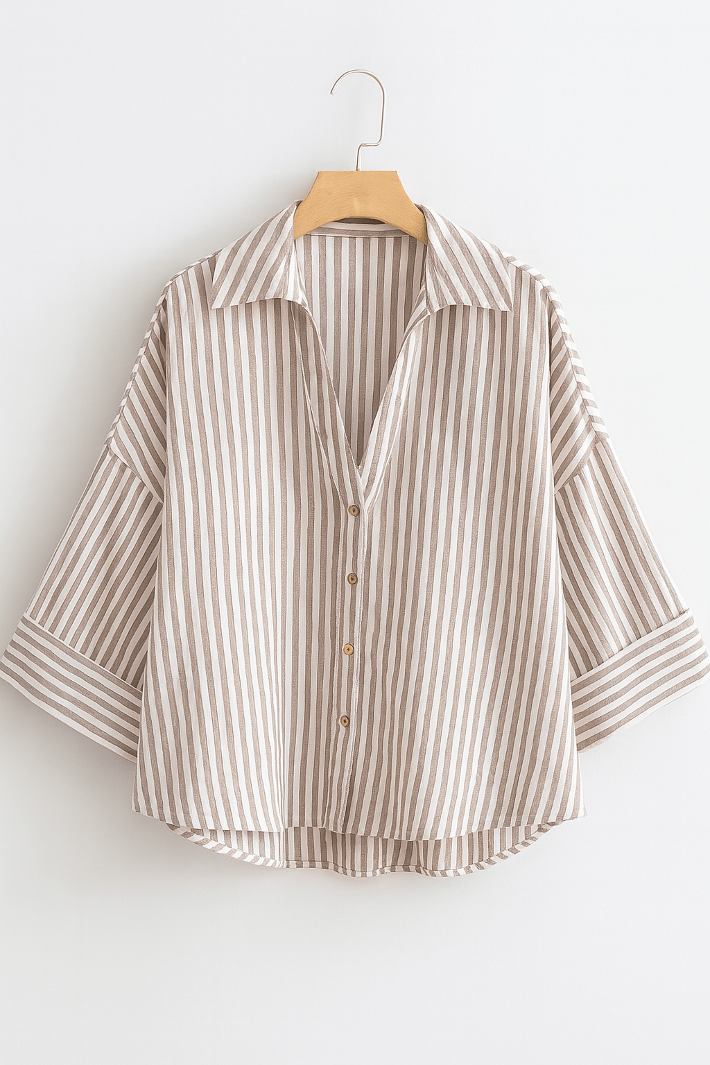 Moderne gestreifte Damenbluse mit 3/4-Ärmeln. Lockerer Schnitt, perfekt als Freizeit- oder Businessbluse.