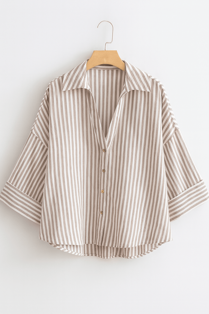 Moderne gestreifte Damenbluse mit 3/4-Ärmeln. Lockerer Schnitt, perfekt als Freizeit- oder Businessbluse.