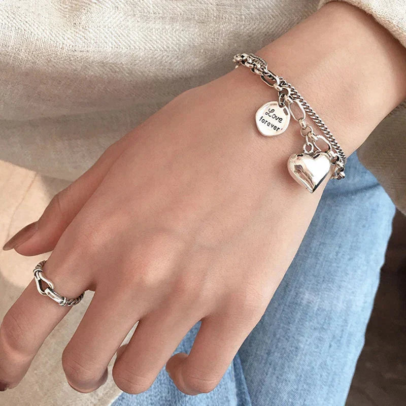 Elegantes Damen-Liebesarmband mit Herz-Detail aus 925er Silber. Schönes Schmuckstück als Geschenkidee.
