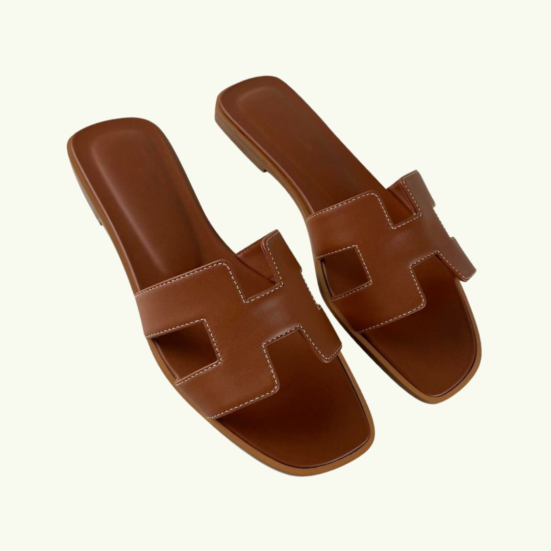 Bequeme flache Damen-Sandalen, ideal für sommerliche Freizeit und Urlaub. Stilvolle Damenschuhe.