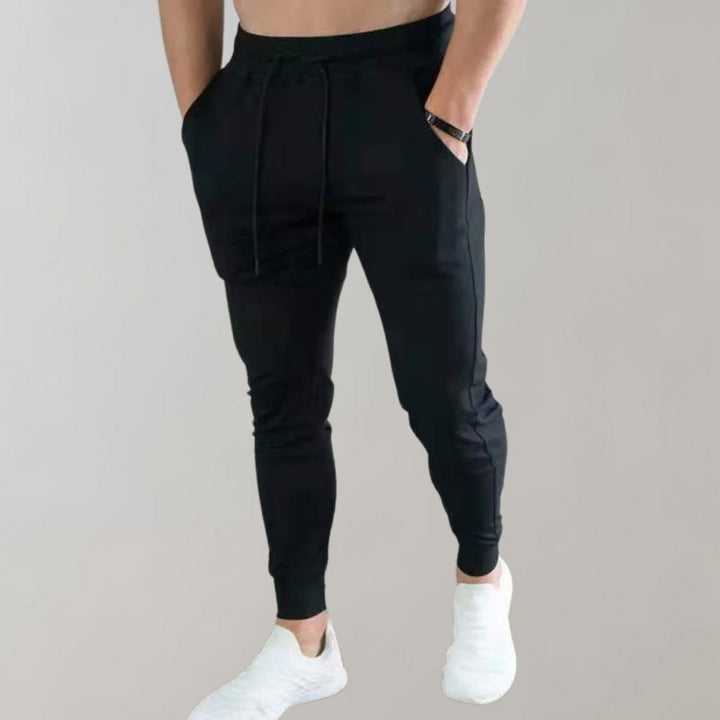 Herren Slim Fit Jogginghose 'Niko' in Schwarz, ideal für Sport & Freizeit.