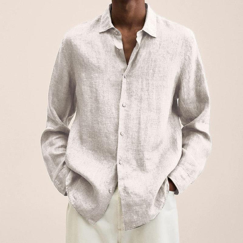 Casual Herren Langarmhemd Finn offen getragen über T-Shirt, perfekt für entspannte Alltagslooks.