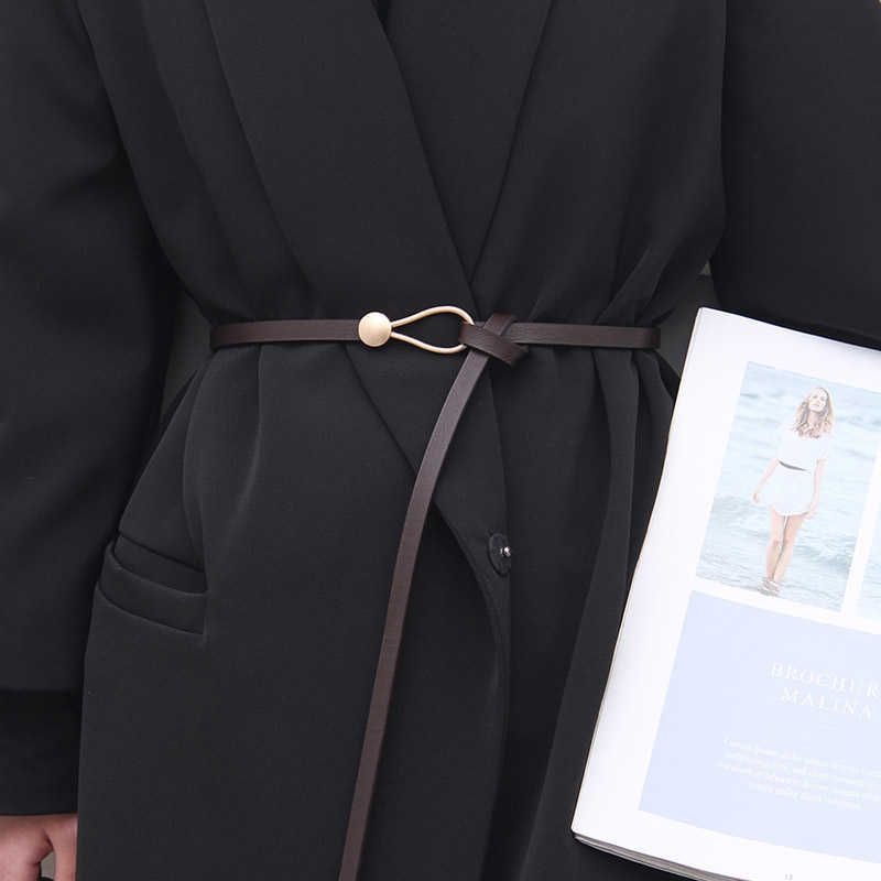 Stilvoller Kleidergürtel, schmal und flexibel, mit goldener Schnalle, ein Must-have-Accessoire für Damen.
