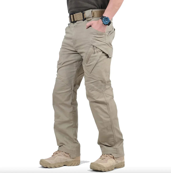 Robuste Herren Cargo-Hose, wasserdicht, taktisch, mit viel Stauraum für Outdoor-Abenteuer.