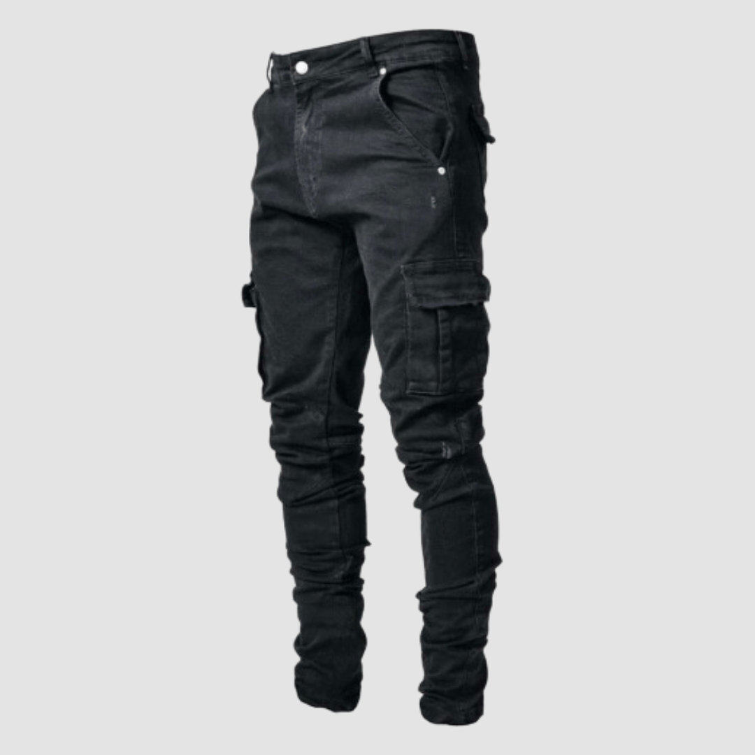 Detailaufnahme der dehnbaren Herren Cargo Jeans: Robuster Stretch-Denim & praktische Cargotaschen für Freizeit.