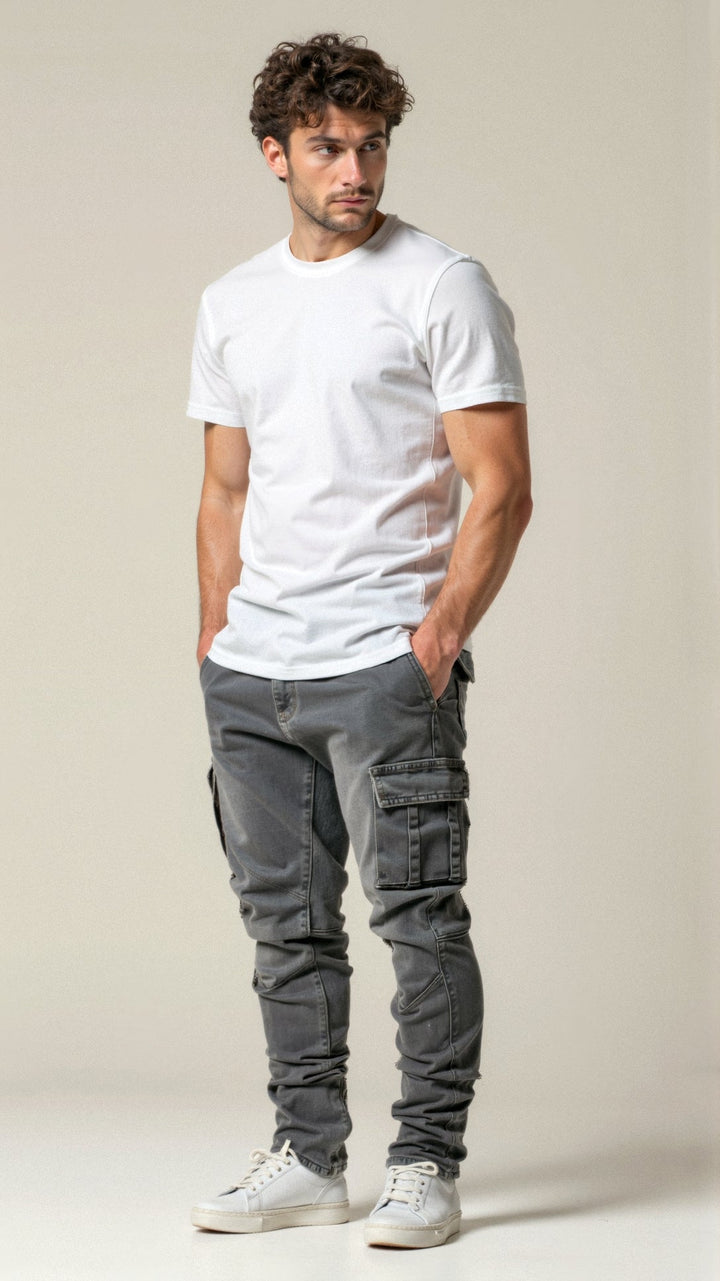 Mann trägt dehnbare Slim Fit Cargo Jeans. Perfekte Herrenmode für Freizeit & Winter. Lässiger Casual Look.