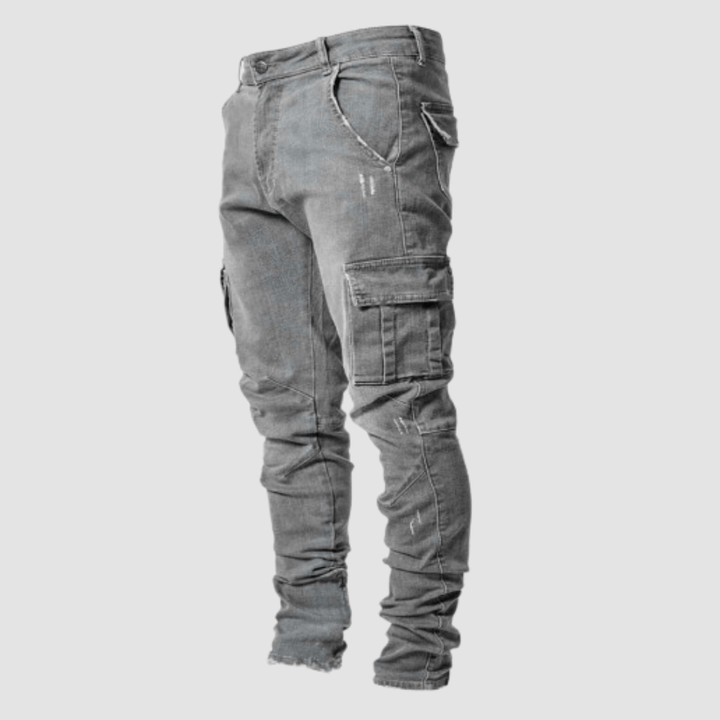 Dehnbare Herren Cargo Jeans in Bewegung. Maximale Bewegungsfreiheit & Komfort für den aktiven Mann. Stretch Jeans.