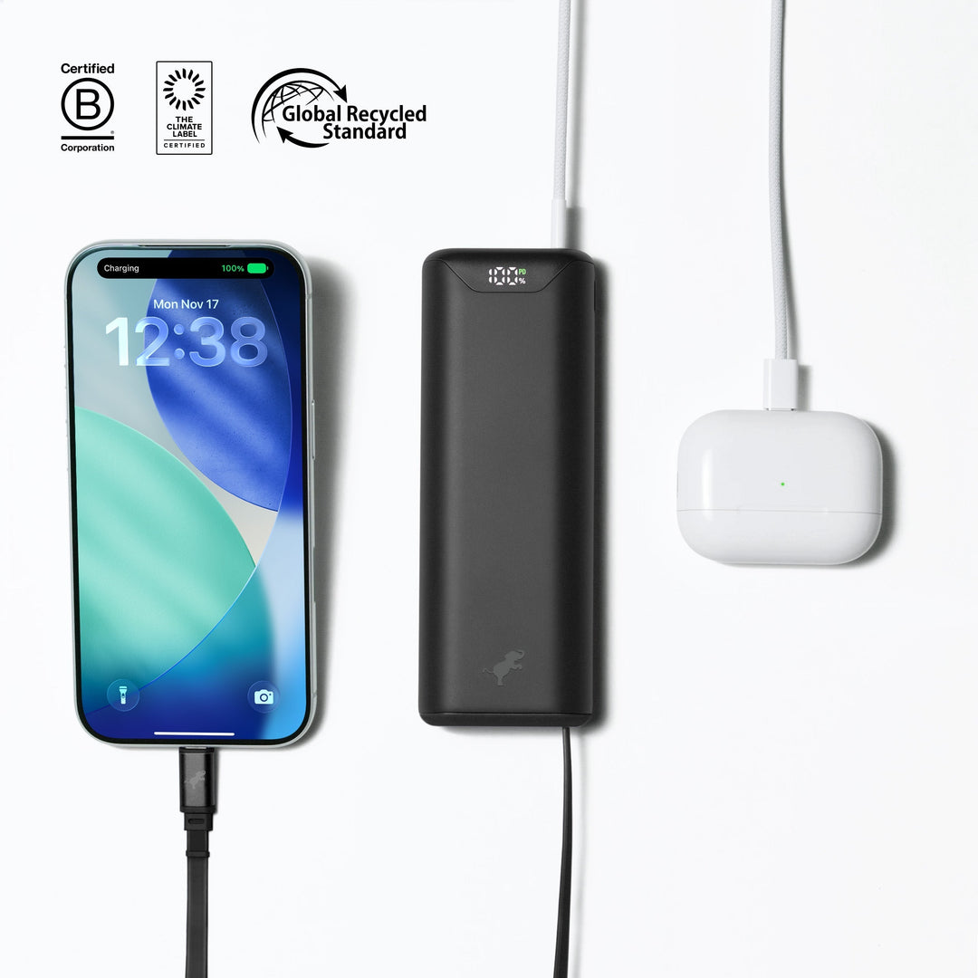Kompakte Reise-Powerbank 10.000 mAh mit integriertem USB-C Kabel für unterwegs.