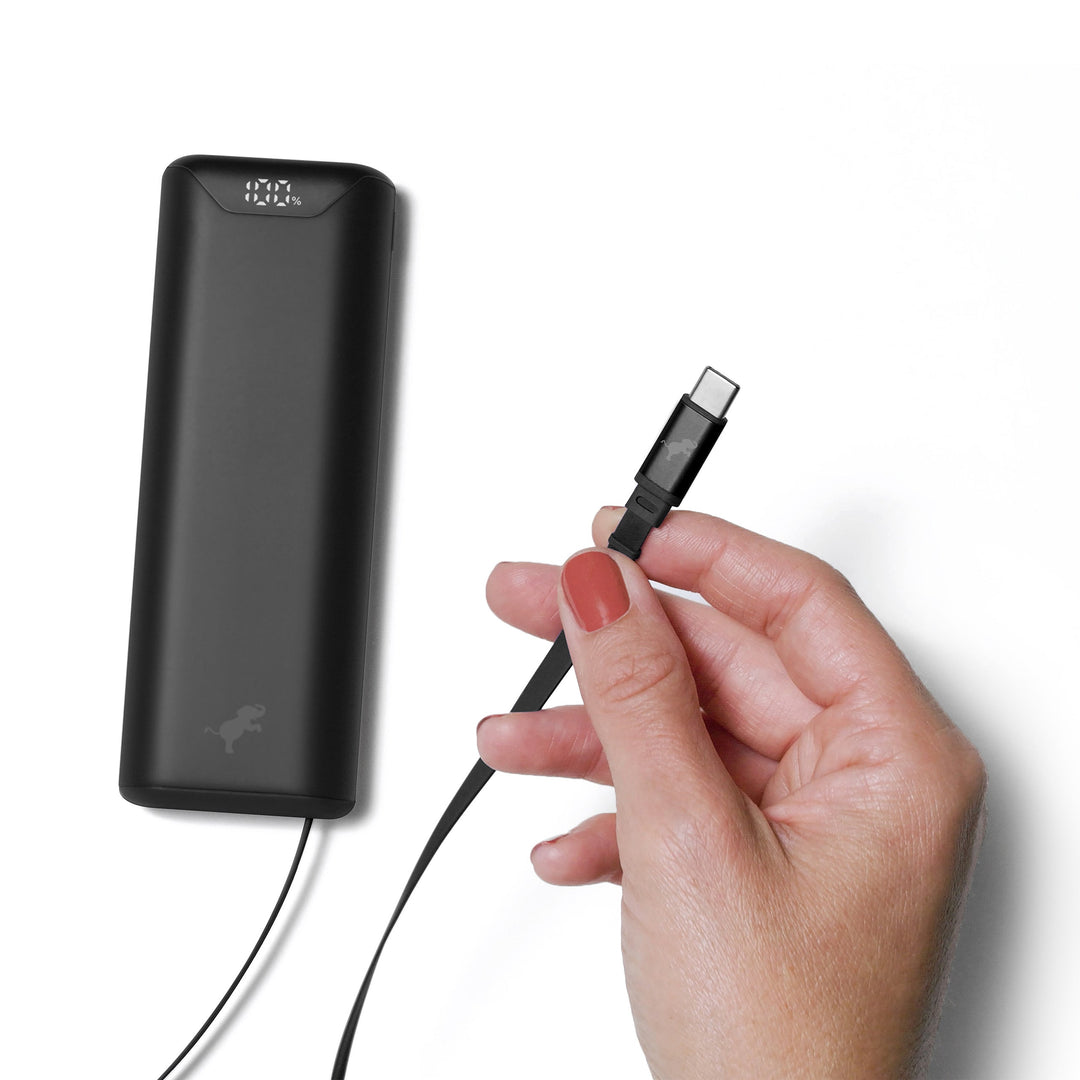 Robuste 10.000 mAh Powerbank mit festem USB-C Kabel, ideal für Reisen und Outdoor-Aktivitäten.
