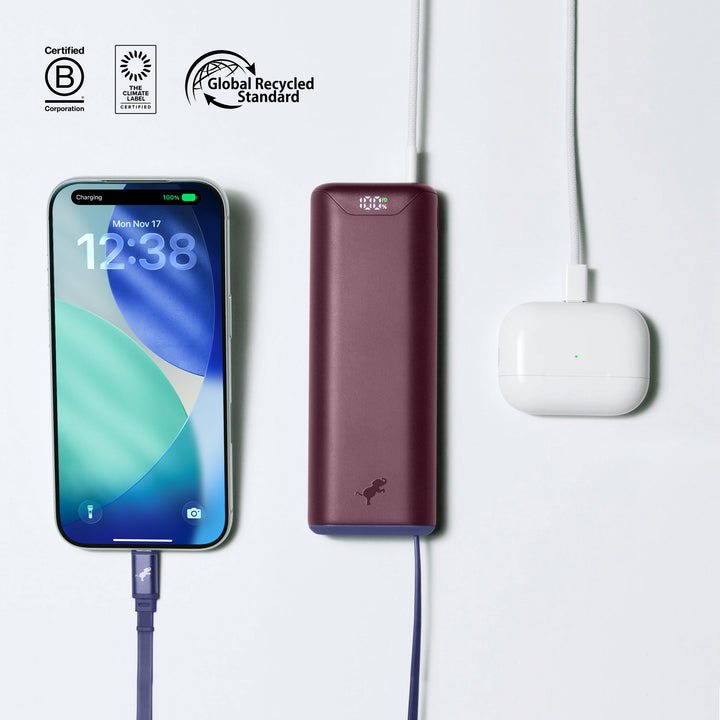 Reisefreundliche 10.000 mAh Powerbank mit integriertem USB-C Kabel zum Laden von Mobilgeräten.