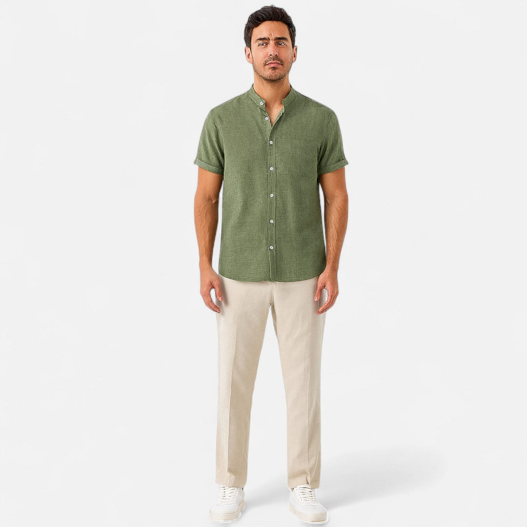 Rückenansicht Herren Sommerhemd, atmungsaktiver Stoff, leicht & bequem, perfekt für Reisen und elegante Sommerlooks.