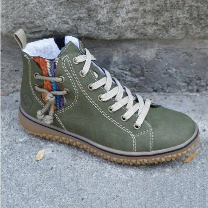 Warme, gefütterte Damen Vintage-Winterstiefel. Elegante Damenschuhe mit rutschfester Sohle für winterliche Looks.