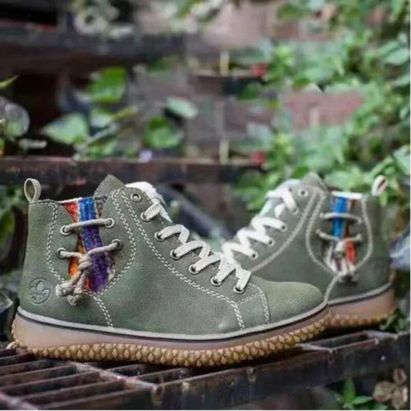 Zeitlose Damen Winterstiefel im Vintage-Stil. Warme, gefütterte und bequeme Damenschuhe mit rutschfester Sohle.