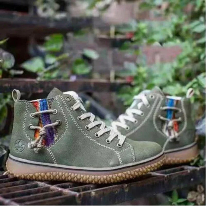 Zeitlose Damen Winterstiefel im Vintage-Stil. Warme, gefütterte und bequeme Damenschuhe mit rutschfester Sohle.