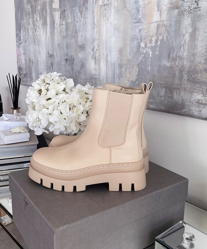 Klassische beige Chelsea Boots, bequeme Damen Stiefeletten für den Alltag.