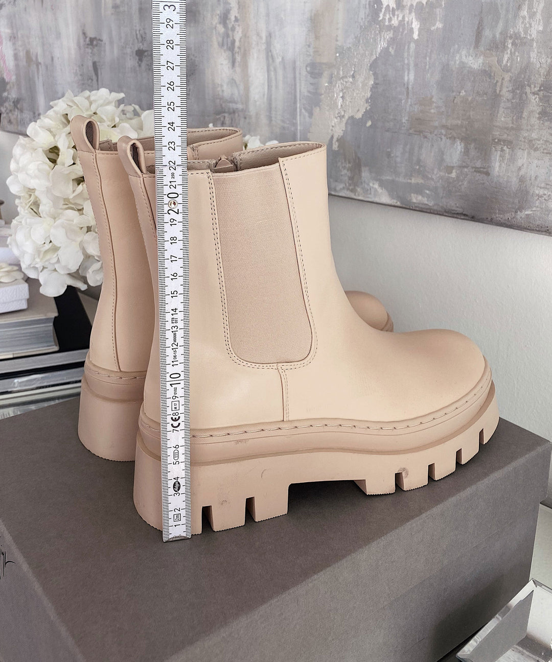 Feminine beige Chelsea Boots, stylische und warme Übergangsschuhe für Damen.