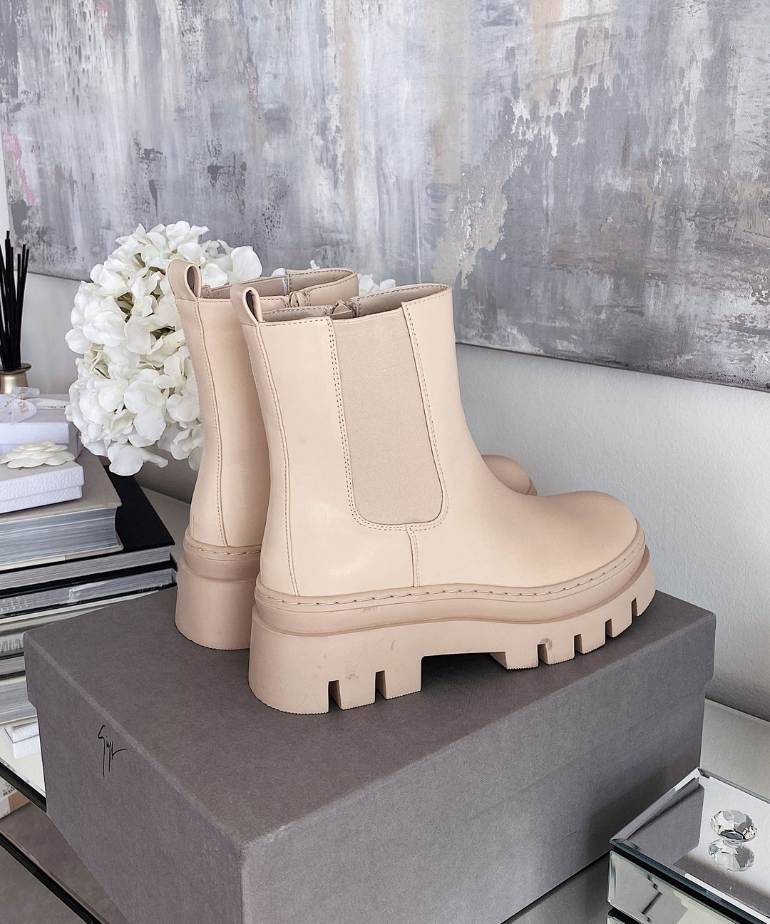 Herbstliche beige Chelsea Boots, elegante Damenstiefel für jeden Anlass.