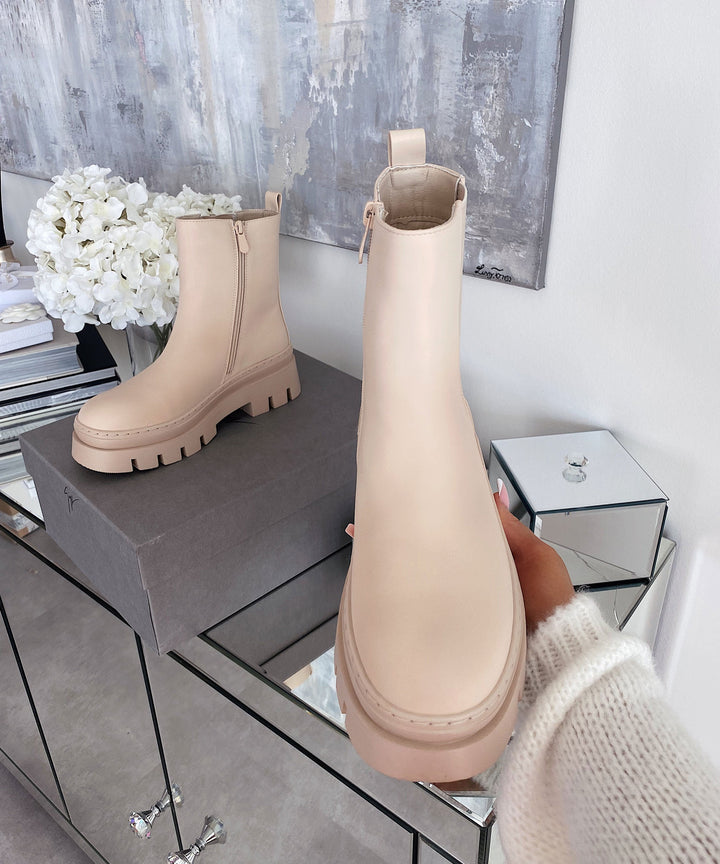 Alltagstaugliche beige Chelsea Boots, bequeme Stiefeletten für Damenmode.