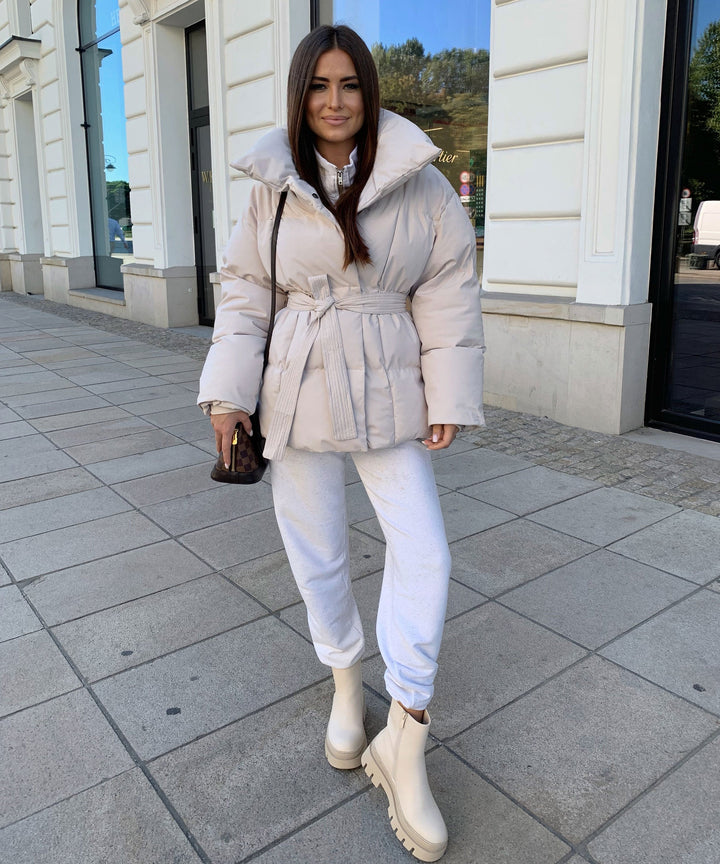 Kurzschaft-Stiefel: Beige Chelsea Boots, modische Freizeitschuhe für Damen im Herbst.
