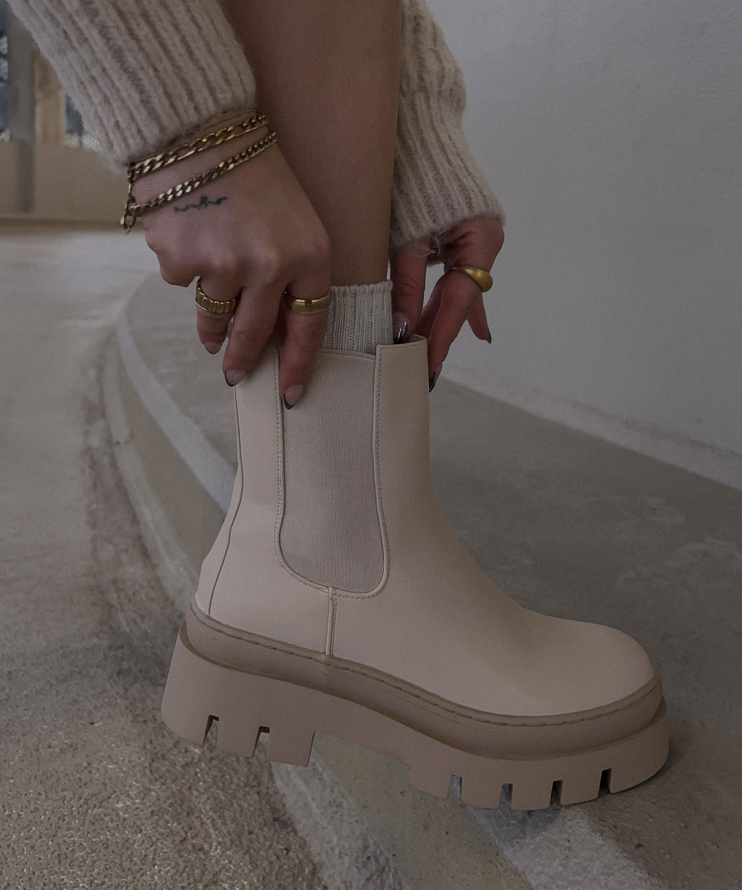 Kurze Damenstiefel: Beige Chelsea Boots, ideal als Freizeitschuhe für bequemen Komfort.