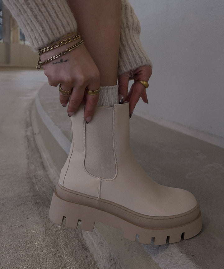 Kurze Damenstiefel: Beige Chelsea Boots, ideal als Freizeitschuhe für bequemen Komfort.