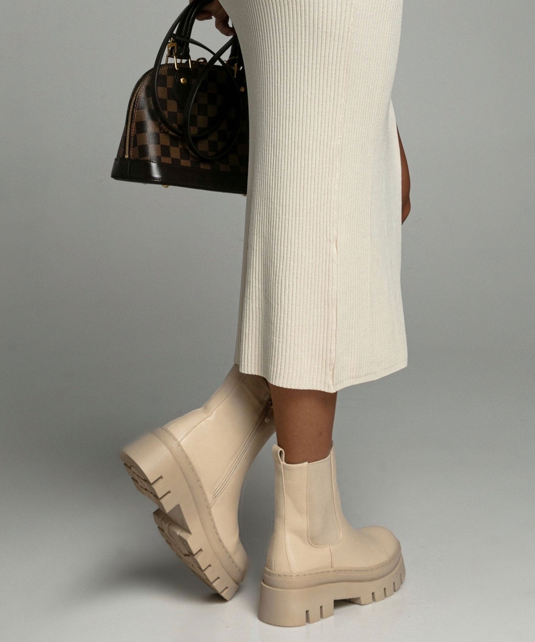 Warme beige Chelsea Boots für Damen, bequeme Herbstschuhe und stylische Stiefeletten.