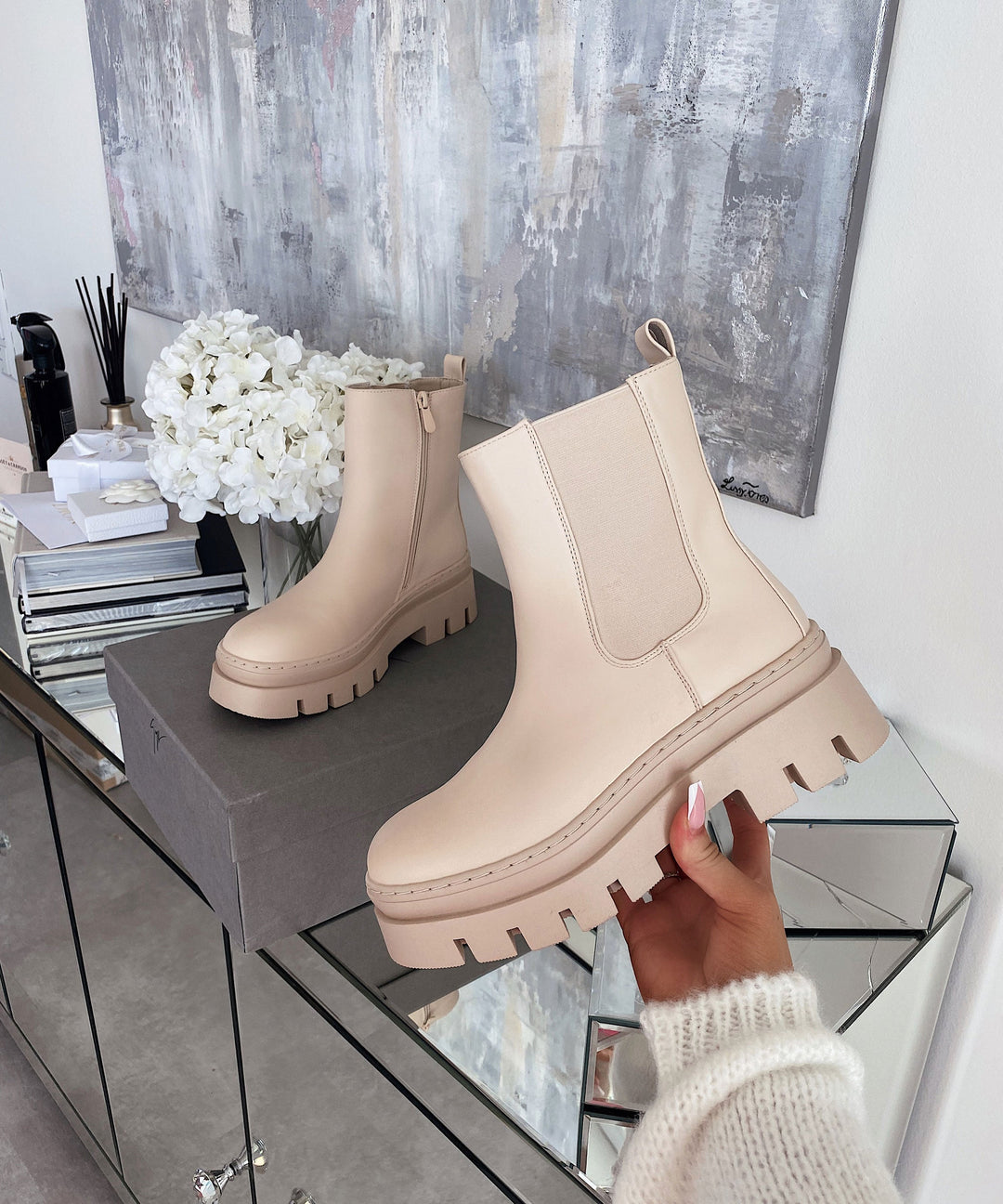 Elegante beige Chelsea Boots für Damen, bequeme Stiefeletten als Übergangsschuhe im Herbst.