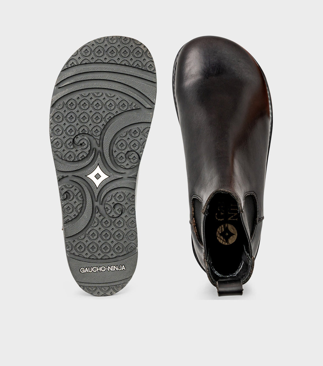 Nahaufnahme der Unisex Chelsea Barfuß-Stiefeletten, zeigt die hochwertige Verarbeitung und das elastische Seitenteil.