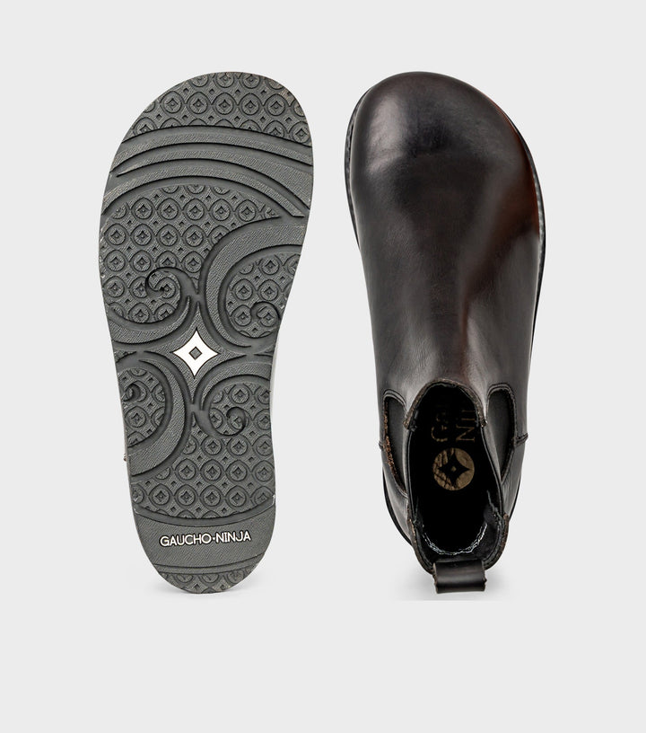 Nahaufnahme der Unisex Chelsea Barfuß-Stiefeletten, zeigt die hochwertige Verarbeitung und das elastische Seitenteil.
