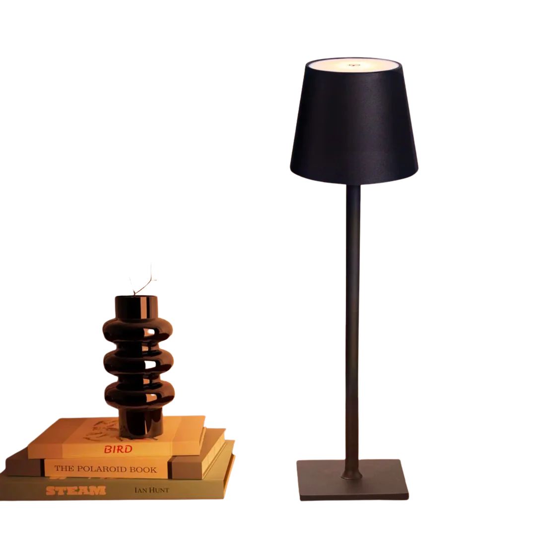 USB-aufladbare LED-Akku-Lampe, dimmbar, kabellos für den Einsatz als Tischleuchte im Wohnzimmer.