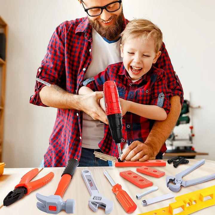 Originelles Kinder Werkzeugset als Geschenkidee verpackt. Pädagogisches Spielzeug fördert Motorik & Lernspaß.