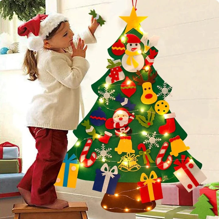 Pädagogischer Montessori Filz Weihnachtsbaum für Kinder, sicheres Weihnachtsspielzeug mit bunter Lichterkette.