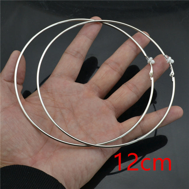 Goldene Clipohrringe, runder Edelstahlschmuck; moderne Eleganz für Damen ohne Piercing.