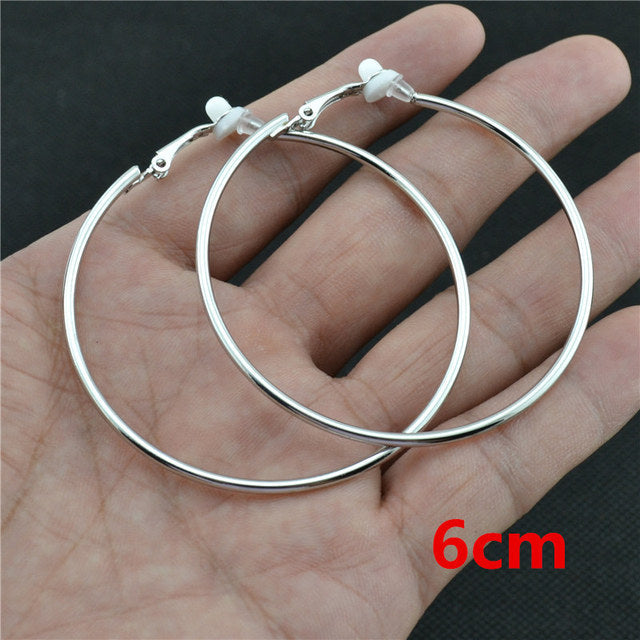 Schmuck für Frauen: Silberne Clipohrringe, rund; elegant und modern, ideal ohne Piercing.