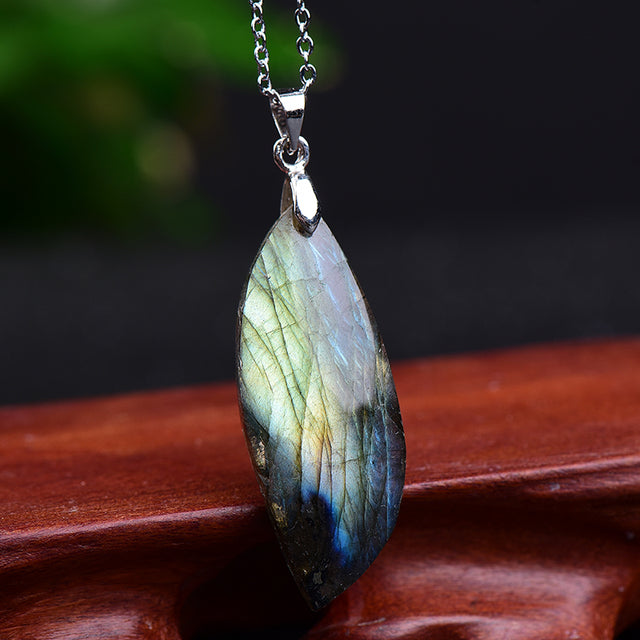 Unisex Labradorit Blatt Anhänger, eleganter Edelsteinschmuck für Energie & Schutz, poliert.