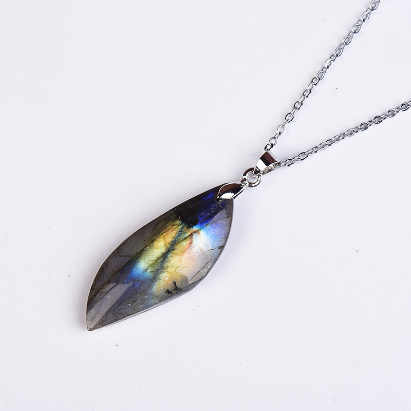 Handgefertigter Labradorit Blatt Anhänger, unisex Energiestein & Heilschmuck für spirituellen Schutz.