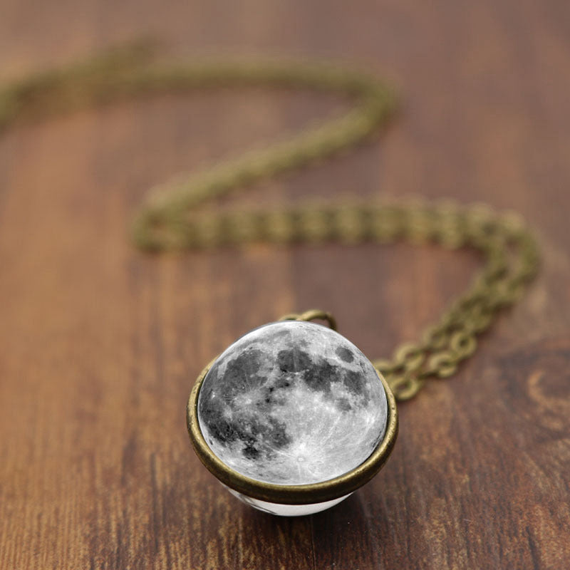 Runder leuchtender Glaskugel Anhänger an Edelstahlkette; unisex Schmuck mit magischem, langem Leuchten.