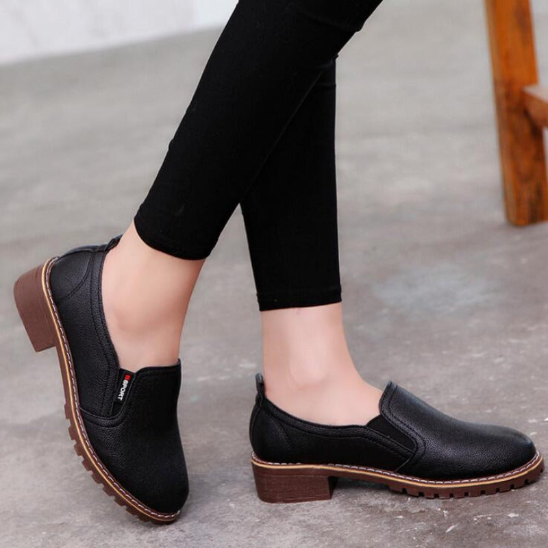 Seitliche Ansicht bequemer Damen Slipper, perfekt als Freizeitschuhe. Flexible Sohle und modernes Design für den Alltag.