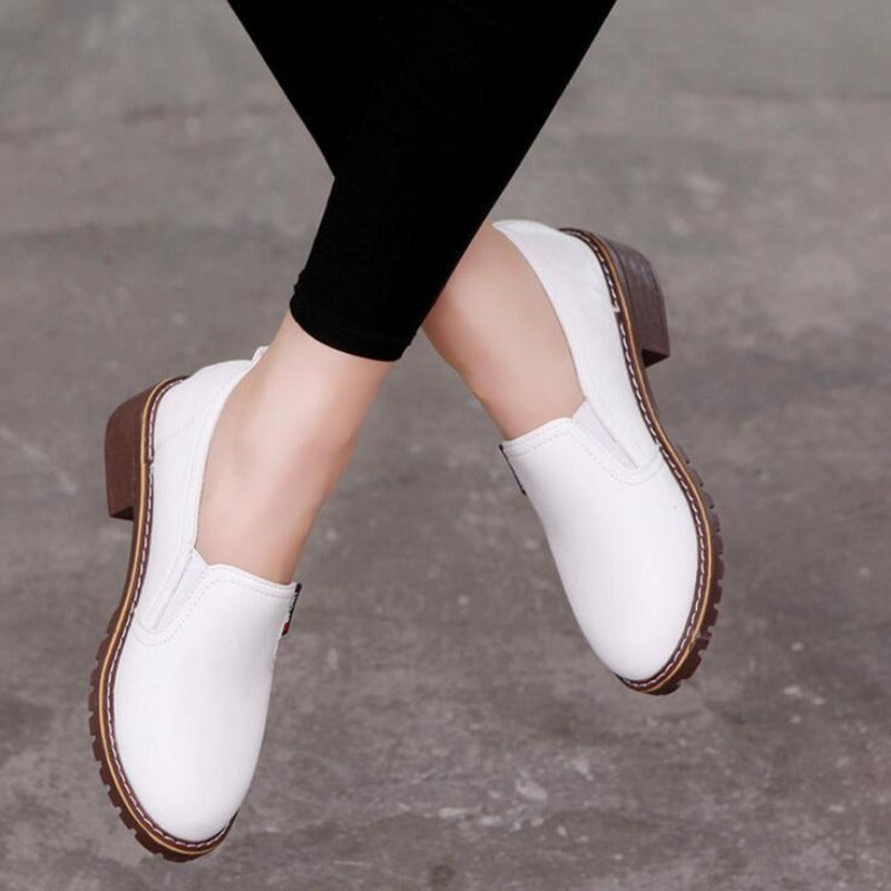 Detailaufnahme der flexiblen Sohle der Damen Slipper. Bietet Komfort und Halt für moderne Freizeitschuhe im Alltag.