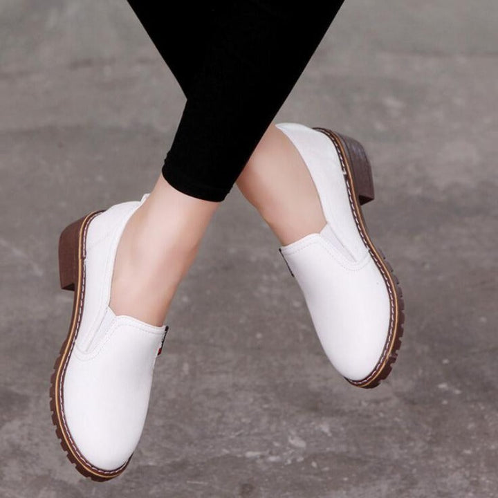 Detailaufnahme der flexiblen Sohle der Damen Slipper. Bietet Komfort und Halt für moderne Freizeitschuhe im Alltag.