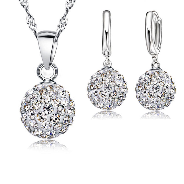 Damen Kristall Schmuckset aus 925 Sterling Silber mit funkelnden Ohrringen und passender Halskette.